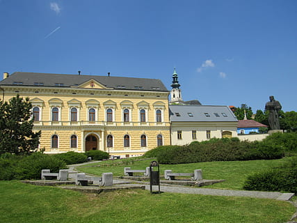 přeměnit v dusík, slovensko, budova, palác, park, architektura, slavné místo, Dějiny, stavba, exteriér budovy, nebe, rostlina, tráva, Příroda, modrý, nikdo, minulost, strom, den, čisté nebe, zelená barva, slunečního světla, venku, náboženství, trávník, 4K, CC0, veřejná doména, bez autorských práv
