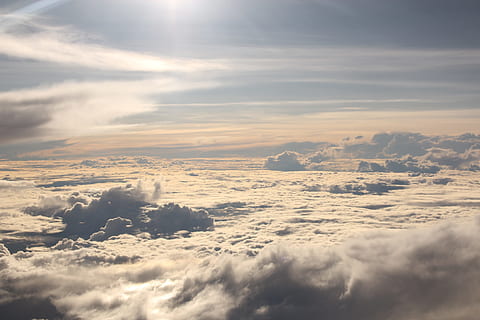 antenn, fotografi, vit, moln, blå, himmel, plan, flyga, luft, flyg, vinge, moln - himmel, scenics - natur, lugn, skönhet i naturen, lugn plats, clouds, solljus, natur, inget folk, miljö, solnedgång, utomhus, idyllisk, dag, flygperspektiv, fluffig, landskap, Sol, mjukhet, ovan, 5K, CC0, offentligt domän, royaltyfria