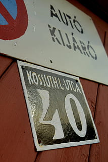 auto, glijbaan, Uitgang, poort, boord, moet niet stoppen, kossuth, communicatie, tekst, westers schrift, teken, geen mensen, informatie, informatiebord, detailopname, lage hoekweergave, dag, de begeleiding, architectuur, ingebouwde structuur, hout - materiaal, aantal, niet-westers schrift, buitenshuis, rood, aanplakbiljet, menu, 2K, CC0, publiek domein, royaltyvrij