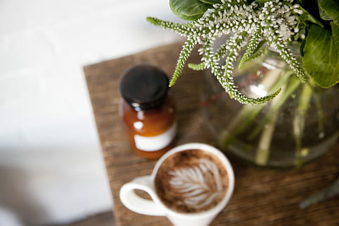 Foto, Weiß, Keramik, Tasse, Kaffee, Tabelle, Becher, braun, hölzern, Blume, Vase, Krug, Getränk, Pflanze, Flasche, Latté, Blatt, Strauß, Detail, Baristum, Essen und Trinken, keine Leute, selektiver Fokus, Natur, Nahansicht, drinnen, Holz - Material, blühende Pflanze, Schönheit in der Natur, Wohlbefinden, High Angle View, Lebensmittel, Schönheit, Frische, Pflanzenteil, Luxus, kleine Gruppe von Objekten, 2K, CC0, gemeinfrei, lizenzfrei