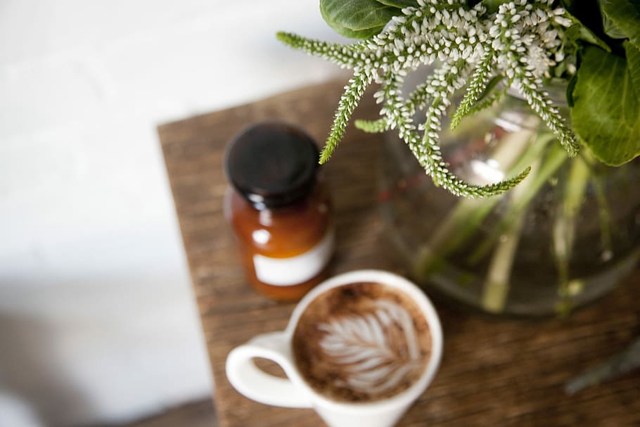 foto, blanc, ceràmica, tassa, cafè, taula, marró, fusta, flor, gerro, jar, beure, planta, ampolla, latte, full, bouquet, detall, baristum, menjar i beguda, cap gent, enfocament selectiu, naturalesa, primer pla, a l'interior, material de fusta, planta amb flors, bellesa a la natura, benestar, vista d’angle alt, menjar, bellesa, frescor, part de la planta, luxe, petit grup d'objectes, 2K