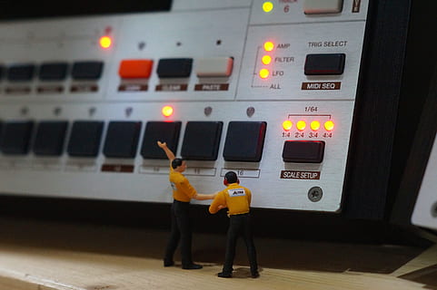 elektron, mono maskine, synthesizer, beskæftigelse, fuld længde, teknologi, kontrollere, voksen, industri, mennesker, transportmidler, bagfra, herrer, arbejder, kontrolpanel, to personer, stående, sikkerhed, ingeniørarbejde, skib, beskyttelse, indendørs, udstyr, medarbejder, regering, 5K, CC0, offentligt domæne, royaltyfrie