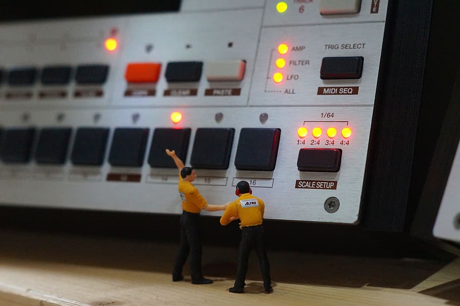 electró, màquina mono, sintetitzador, ocupació, longitud completa, tecnologia, control, adult, indústria, gent, transport, vista del darrere, homes, treball, panell de control, dues persones, de peu, seguretat, enginyeria, vaixell, protecció, a l'interior, equipament, company de feina, govern, 5K