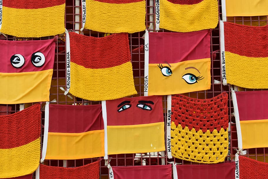 textil rojo y amarillo que cuelga, rojo, amarillo, textiles, bandera, ojos, expresión, multi color, elección, variación, mercado, en una fila, Al por menor, nadie, fotograma completo, puesto en el mercado, antecedentes, lado a lado, ropa, a rayas, textil, almacenar, arreglo, bolso, día, exhibición al por menor, 5K