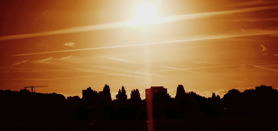 tramonto, sera, sole, cielo, sera, sole, cielo serale, natura, bellezza naturale, nuvole, luce del sole, i raggi del sole, orizzonte, silhouette, giallo, rosa, splendore, architettura, paesaggio urbano, esterno dell'edificio, nessuno, raggio di sole, bellezza nella natura, albero, riflesso lente, colore arancione, paesaggio, la tranquillità, scena tranquilla, scenics - natura, idilliaco, cielo drammatico, all'aperto, buio, 4K