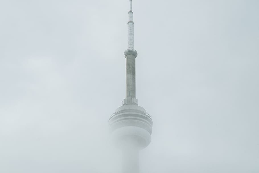 Nadel, Gebäude, Turm, Struktur, Infrastruktur, Nebel, keine Leute, große Höhe, die Architektur, gebaute Struktur, Flachwinkelansicht, Gebäudehülle, Technologie, Himmel, Kommunikation, kopieren sie platz, Tag, Reise, Stadt, Tourismus, draußen, Natur, globale Kommunikation, direkt darunter, 4K