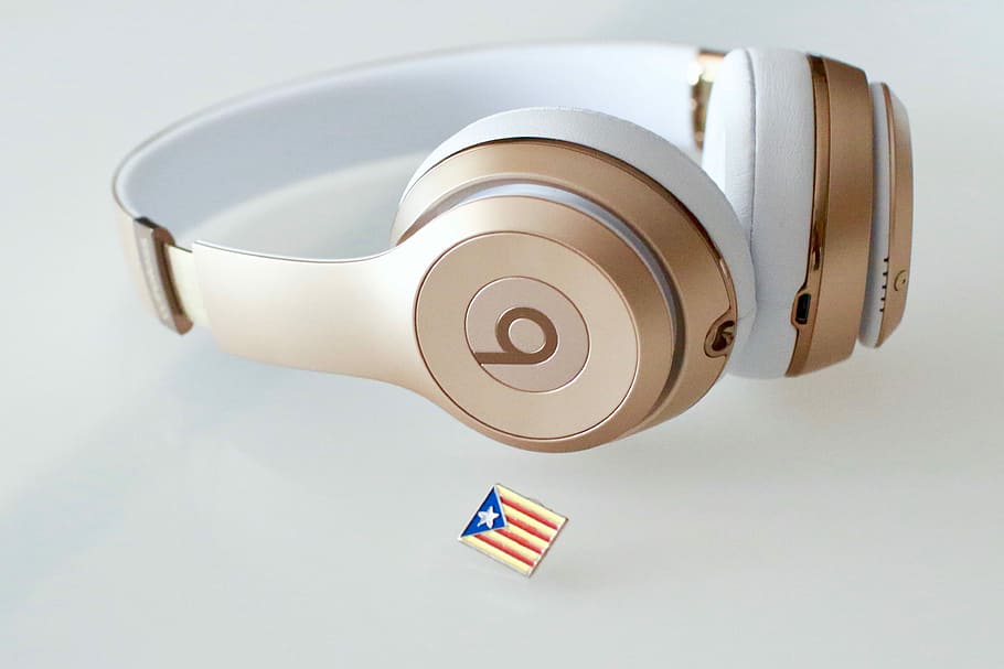 or, blanc, batecs, auriculars, dr., dre, sense fils, bandera, pau, tecnologia, cap gent, a l'interior, forma, tir de l'estudi, cinta adhesiva, sol objecte, Color blanc, comunicació, disseny, metall, enrotllat, elecció, el patriotisme, forma geomètrica, tallar, govern, primer pla, 4K