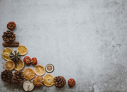 joulun taustalla, -, appelsiinien kaneli, appelsiinit, kanelia männynkäpy, viipaloitu, hedelmät, maa, flatlay, viipaleet, oranssi, omena, männynkäpy, kolikko, suuri joukko esineitä, valinta, vaihtelu, ei ihmisiä, asetelma, sisällä, kopiointitila, korkea kulma, kullanvärinen, rikkaus, suoraan edellä, järjestely, yltäkylläisyys, muoto, studio ammuttu, Rahoittaa, kokoelma, valuutta, kulta-, 4K, CC0, public domain, rojaltivapaa