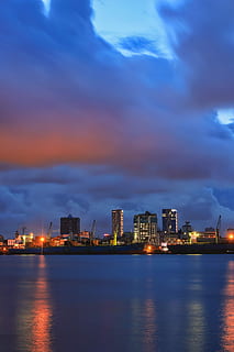 ciało, woda, Budynki, noc, panoramiczny, fotografia, Miasto, wieczór, niebieski, pochmurne niebo, Chmura, nocne niebo, statek, port, pejzaż miejski, na zewnątrz budynku, chmura - niebo, architektura, zbudowana struktura, niebo, nabrzeże, budynek, oświetlony, odbicie, miejska linia horyzontu, Natura, żadnych ludzi, morze, budynek biurowy na zewnątrz, wieżowiec, na dworze, dzielnica finansowa, 5K, CC0, domena publiczna, darmowe zdjęcia