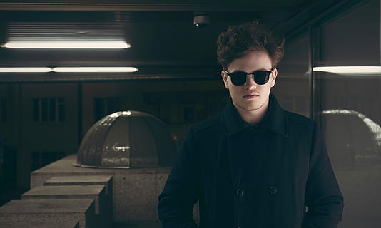 home, portar, peacoat, ulleres de sol, homes, una persona, gent, mascles, adult jove, moda, ètnia caucàsica, adult, seriós, retrat, mirant, bellesa masculina, mirant la càmera, model de moda, un sol home, home jove, elegància, vista frontal, il·luminat, gots, persones reals, roba casual, estils de vida, a l'interior, activitat d'oci, cintura cap amunt, centrar-se en primer pla, de peu, maco, 4K, CC0, domini públic, lliure de regalies