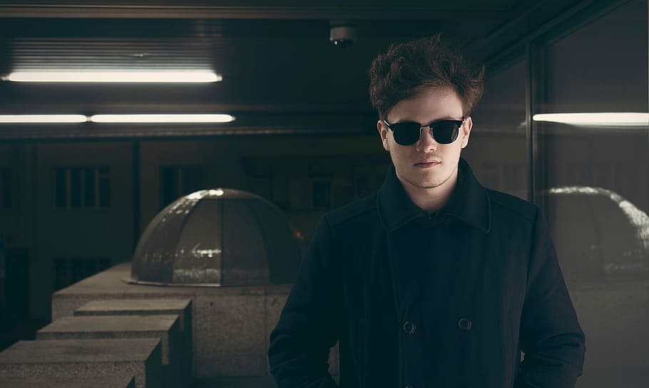home, portar, peacoat, ulleres de sol, homes, una persona, gent, mascles, adult jove, moda, ètnia caucàsica, adult, seriós, retrat, mirant, bellesa masculina, mirant la càmera, model de moda, un sol home, home jove, elegància, vista frontal, il·luminat, gots, persones reals, roba casual, estils de vida, a l'interior, activitat d'oci, cintura cap amunt, centrar-se en primer pla, de peu, maco, 4K