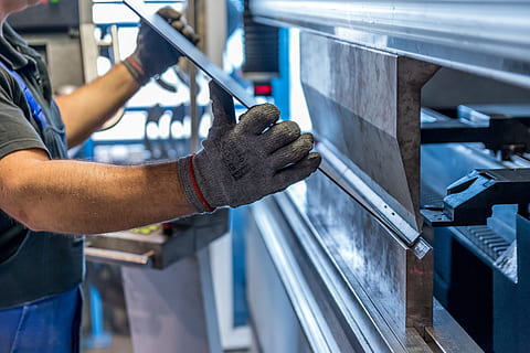 Mann, halten, grau, Metall, strafrechtlich, Rohrbiegemaschine, Arbeit, Maschine, Technologie, Fabrik, die Branche, Produktion, das Gerät, Unternehmen, industriell, Metallbearbeitung, stehlen, Bearbeitung, rostfreier Stahl, Werkstatt, cnc, Arbeiten, Besetzung, eine Person, Industrie, Männer, Ausrüstung, Fertigkeit, drinnen, Erwachsene, Unternehmensfinanzierung und Industrie, Schutz, Geschäft, Richtigkeit, Sachverstand, Herstellung, Herstellungsausrüstung, Legierung, Metallindustrie, industrielle Ausrüstung, Hand, Qualitätskontrolle, 2K