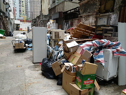 scatole, Backstreet, parete, spazzatura, contenitore, scatola, grande gruppo di oggetti, architettura, struttura costruita, pila, disordinato, giorno, nessuno, città, raccolta differenziata, mucchio, cartone, abbondanza, mondezzaio, all'aperto, esterno dell'edificio, scatola - contenitore, scatola di cartone, discarica, inquinamento, 4K, CC0, dominio pubblico, privo di copyright