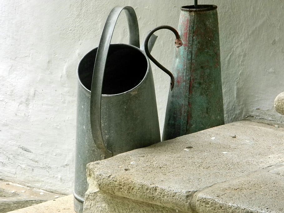 annaffiatoio, foglio, getto, sporco, antigienico, in casa, abbandonato, nessuno, giorno, caratteristica della parete, metallo, vecchio, parete, contenitore, natura morta, architettura, luce del sole, struttura costruita, all'aperto, attrezzature domestiche, natura, finestra, ombra, vista dall'alto, secchio, calcestruzzo, 2K