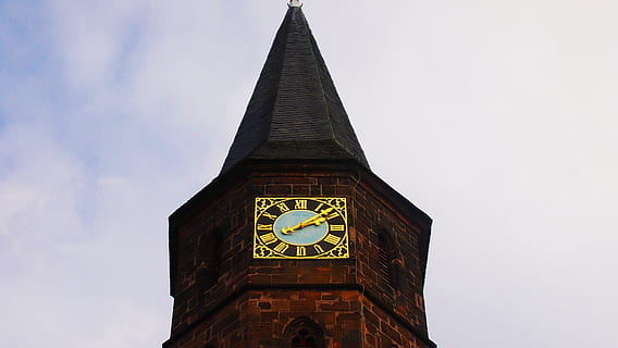 klocktorn, torn, klocka, himmel, arkitektur, byggnad, tegelbyggnad, gamla klocktornet, gamla tornet, europeiskt torn, utomhusklocka, tid, byggd struktur, byggnad exteriör, lågvinkelvy, inget folk, klockansikte, natur, utomhus, kommunikation, dag, resmål, text, det förflutna, historia, minuters hand, 2K, CC0, offentligt domän, royaltyfria