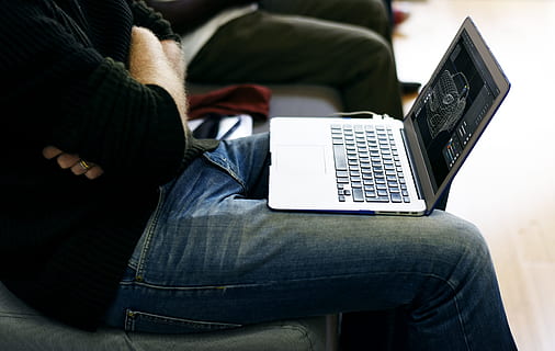 person, sidder, sofa, bærbar computer, hes omgang, untitled, han er, bærbar, notesbog, arbejder, teknologi, kaukasiske, computer, mennesker, herrer, trådløs teknologi, bruger bærbar computer, internet, en person, maskinskrivning, voksen, hanner, meddelelse, livsstil, hjem interiør, kun en mand, kun mænd, afslappet tøj, rigtige mennesker, bedrift, fritidsaktivitet, midsection, indendørs, jeans, Bestil, offentliggørelse, forbindelse, læsning, fokus på forgrunden, 5K, CC0, offentligt domæne, royaltyfrie