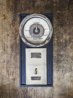 heis, styre, borg, tilgangstillatelse, teknologi, bytte om, elektroteknikk, gammel, metall, nærbilde, utstyr, innendørs, ingen folk, elektrisitet, Nummer, kommunikasjon, maskineri, form, veggbyggingsfunksjon, stilleben, drivstoff og kraftproduksjon, tre - materiale, forbindelse, sirkel, geometrisk form, strømforsyning, elektrisk utstyr, 4K, CC0, offentlig domene, opphavsrett gratis