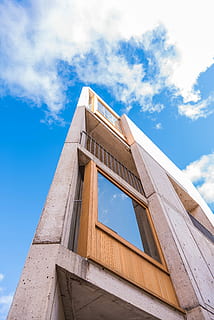 ull de cuc, veure la fotografia, concret, edifici, gris, blanc, alt, edifici de pujada, blau, cel, arquitectura, núvol, llum solar, finestra, vidre, reflexió, color, ciutat, paisatge urbà, san diego, estructura, vista d’angle baix, estructura construïda, núvol - cel, exterior de l'edifici, naturalesa, dia, cap gent, a l'aire lliure, modern, vidre - material, història, el passat, destinacions de viatge, 5K, CC0, domini públic, lliure de regalies
