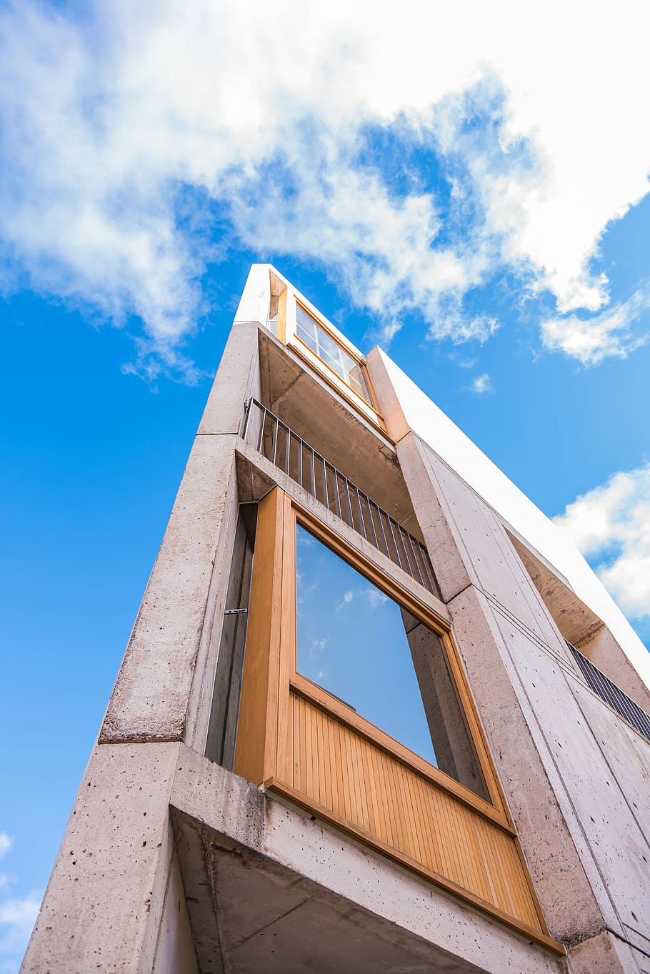 ull de cuc, veure la fotografia, concret, edifici, gris, blanc, alt, edifici de pujada, blau, cel, arquitectura, núvol, llum solar, finestra, vidre, reflexió, color, ciutat, paisatge urbà, san diego, estructura, vista d’angle baix, estructura construïda, núvol - cel, exterior de l'edifici, naturalesa, dia, cap gent, a l'aire lliure, modern, vidre - material, història, el passat, destinacions de viatge, 5K