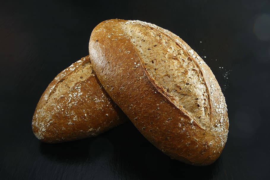 dos, pans, negre, superfície, pa, forner, artesania, menjar, forn, acabat de fer, bonic, producció, coure el pa, producció d'aliments, al forn, cocció, especialitat, saludable, gust, pa de gra, llesca de pa, marró, frescor, fleca, primer pla, esmorzar, menjar i beguda, blat, benestar, blat sencer, a l'interior, cap gent, alimentació saludable, fons negre, tir de l'estudi, planta de cereals, integral, pa marró, natura morta, rústic, 4K