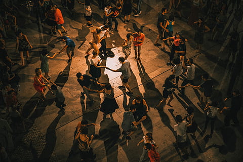 groep, mensen dansen, bruin, platform, dans, dansen, koppels, muziek-, tango, Portugal, Lissabon, pret, aardappel, groep mensen, hoge hoekmening, grote groep mensen, echte mensen, menigte, schaduw, kunst cultuur en entertainment, zonlicht, prestatie, saamhorigheid, mannen, natuur, muziekinstrument, dag, musicus, stad, volwassen, staand, regering, uniform, 5K, CC0, publiek domein, royaltyvrij