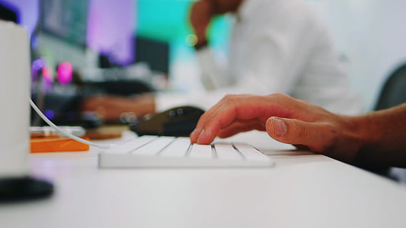 flach, fokus fotografie, Personen Hand, Tastatur, Hand, Computer, Technik, Technologie, Erwachsene, menschliche Hand, Geschäft, menschliches Körperteil, Tabelle, Arbeiten, Schreibtisch, Tippen, Kommunikation, Computerausrüstung, drinnen, Büro, selektiver Fokus, Computer benutzen, Verbindung, Möbel, kabellose Technologie, 4K, CC0, gemeinfrei, lizenzfrei