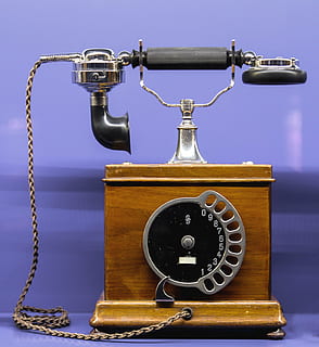 Nahaufnahmen, grau, braun, Hörer auflegen, Telefon, Kommunikation, Anruf, wählen, Nabe, Museum, Antiquität, nostalgisch, altmodisch, Retro-Stil, alt, obsolet, Ausrüstung, einzelnes Objekt, Nostalgie, Technologie, Verbindung, keine Leute, Wählscheibentelefon, drinnen, Festnetztelefon, Telefonhörer, Nahansicht, die Vergangenheit, Geschichte, Studioaufnahme, Form der Kommunikation, globale Kommunikation, 2K, CC0, gemeinfrei, lizenzfrei