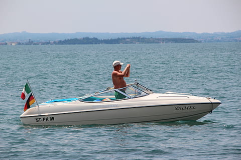 Stiefel, Motorboot, Schiff, Treiber, Mann, See, segeln, Wassertaxi, Wasserfahrzeug, Meer, Urlaube, Sommer-, Wasser, Transport, Schnellboot, Menschen, Transportmittel, Lebensstile, Natur, eine Person, junger Erwachsener, echte Menschen, Freizeitbeschäftigung, Tag, Männer, mit nacktem Oberkörper, Urlaub, Ufergegend, Himmel, draußen, Erwachsene, 5K, CC0, gemeinfrei, lizenzfrei