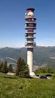 Telekommunikation, Turm, Technologie, Netzwerk, Pflanze, Himmel, Berg, gebaute Struktur, die Architektur, Natur, Gebäudehülle, Tag, keine Leute, Land, Gras, Feld, Baum, klarer Himmel, Landschaft, Wachstum, draußen, Sonnenlicht, Umgebung, 2K, CC0, gemeinfrei, lizenzfrei