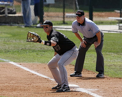 Baseball, erste Basis, Schiedsrichter, Spiel, Fokus, Konzentration, Sport, Feld, Spieler, Schmutz, Gras, Uniform, Infield, Grün, Athlet, Wettbewerb, draußen, Baseballfeld, Handschuh, Base, die Leichtathletik, spielen, Baseball - Sport, Baseballspieler, Baseball Ball, Jugendliga, Baseballhandschuh, Sportschläger, Baseball-Diamant, Schlagen, Baseballuniform, Sport und Fitness, Mannschaftssport, Leistungssport, Baseballschläger, Menschen, Männer, Sportuniform, Krug, Team-Sport, in voller Länge, echte Menschen, Stehen, Tag, Kleidung, Spielfeld, Gruppe von Leuten, Baseball-Team, Kind, Baseball Kappe, 2K, CC0, gemeinfrei, lizenzfrei