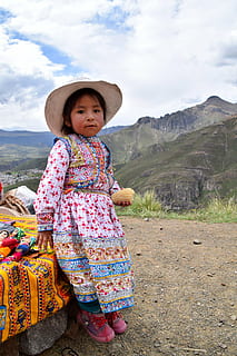 ragazza, indossare, tradizionale, vestito, collina, giorno, Perù, bambino, cappello, una persona, persone reali, infanzia, attività di svago, stili di vita, capi di abbigliamento, donne, femmine, in piedi, cielo, abbigliamento casual, nuvola - cielo, innocenza, vista frontale, lunghezza intera, carina, natura, all'aperto, 5K, CC0, dominio pubblico, privo di copyright