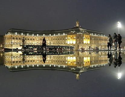 Bordeaux, Reflexionen, Nacht-, beleuchtet, die Architektur, gebaute Struktur, Reflexion, Gebäudehülle, Wasser, Himmel, Natur, Stadt, echte Menschen, Ufergegend, Lichtanlage, Transport, Reise, zufällige Menschen, Reiseziele, Gebäude, Männer, draußen, Licht, 2K, CC0, gemeinfrei, lizenzfrei