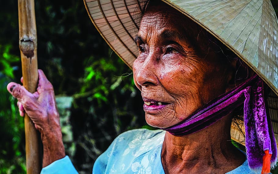 wanita, biru, putih, bunga, teratas, dekat, foto, mengenakan, coklat, topi jerami, orang dewasa senior, dewasa, satu orang, wanita senior, potret, pakaian, tertembak di kepala, topi, perempuan, bagian tubuh manusia, wajah manusia, tersenyum, orang sungguhan, gaya hidup, pakaian tradisional, kebahagiaan, bagian tubuh, di luar rumah, 4K