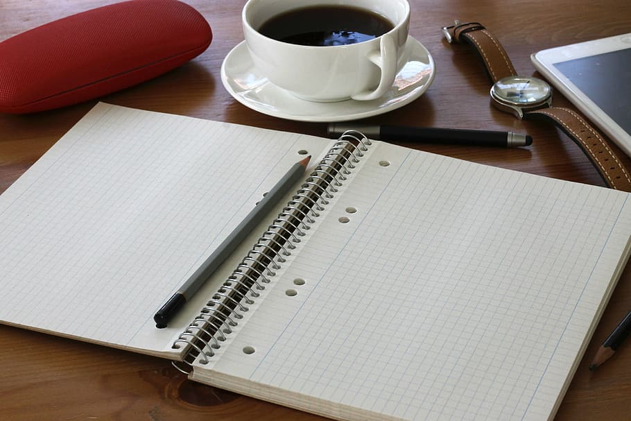 gris, llapis, llibreta gràfica, nota, cafè, bolígraf, taula, quadern d’espiral, bloc de notes, tassa, tassa de cafè, beure, a l'interior, cafè - beguda, paper, publicació, menjar i beguda, llibre, vista d’angle alt, mobles, refresc, plat, cap gent, en blanc, vaixella, gra de fusta, 4K