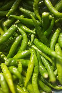 Chilli, warzywa, Zielony, zielony kolor, warzywo, jedzenie i picie, papryczka chili, pełna ramka, jedzenie, świeżość, duża grupa obiektów, zielona papryka chili, przyprawa, tła, pieprz, sprzedaż, obfitość, martwa natura, rynek, zbliżenie, dobre samopoczucie, na sprzedaż, żadnych ludzi, 1080P, CC0, domena publiczna, darmowe zdjęcia