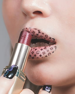 dona, posar, llapis de llavis, llavis, focalitzar la fotografia, llavi, louis vuitton tattoo, vermell, part del cos humà, una persona, maquillatge, part del cos, bellesa, primer pla, dones, adult, a l'interior, adult jove, dona guapa, estils de vida, rostre humà, femelles, llavis humans, moda, dones joves, persones reals, dit, ungles, 4K, CC0, domini públic, lliure de regalies