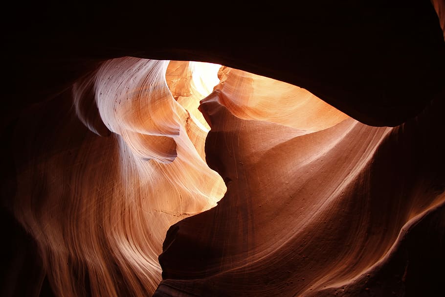 canó d’antílops, arizona, durant el dia, rock, capes, cova, muntanya, penya-segat, sòlid, geologia, formació de roca, rock - object, destinacions de viatge, escena no urbana, gres, erosionat, canyon, bellesa a la natura, geografia física, viatjar, naturalesa, cap gent, patró, tranquil·litat, patró natural, vista d’angle baix, a l'aire lliure, 5K