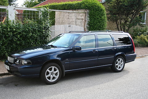 volvo, combi, v70, szállítási mód, autó, szállítás, motor, szárazföldi jármű, nap, retro stílusú, növény, épített szerkezet, nem ember, építészet, fa, helyhez kötött, város, szabadban, természet, épület külső, Antik autó, utca, 2K, CC0, közkincs, jogdíjmentes