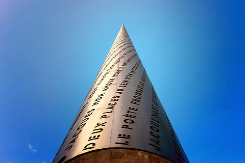 tårn, høy, Kunst, arkitektur, Frankrike, Valenciennes, place d'armes, himmel, bygning, metall, spiss, gravering, kunstverk, design, blå, lav vinkel visning, høy - høy, ingen folk, klar himmel, bygge eksteriør, bygget struktur, tekst, natur, dag, kommunikasjon, utendørs, sollys, reisemål, spir, kopiere plass, skyskraper, kontorbygning eksteriør, 5K, CC0, offentlig domene, opphavsrett gratis