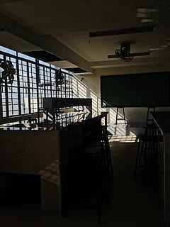 clase de laboratorio, pizarra en el aula, edificio, arquitectura, luz del sol, modelo, oscuro, adentro, estructura construida, nadie, escalera, barandilla, silla, asiento, ausencia, escalones y escaleras, piso, día, techo, mesa, equipo de iluminación, ventana, vacío, vista de alto ángulo, 2K, CC0, dominio público, libre de derechos