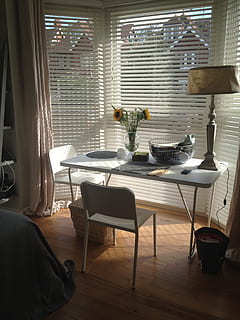 bord, skrivebord, indre, indendørs, stol, vindue, persienner, skål, hjem interiør, møbel, ingen mennesker, fravær, sæde, dag, gulve, hjemlige værelse, belysningsudstyr, sollys, natur, gardin, home showcase interiør, gennemsigtig, elektrisk lampe, 2K, CC0, offentligt domæne, royaltyfrie
