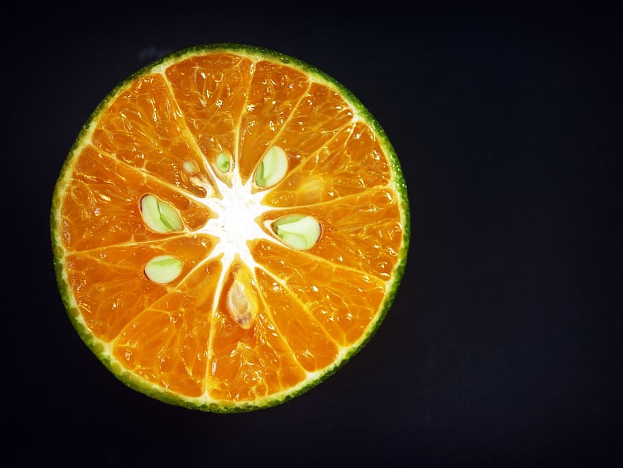 Orange, Obst, Scheibe, Weiß, Zitrusfrüchte, sauer, isoliert, Landwirtschaft, organisch, Makro, Vitamin, frisch, Gesundheit, Lebensmittel, saftig, essbar, gesundes Essen, Studioaufnahme, Zitrusfrucht, Essen und Trinken, Kreuzung, drinnen, einzelnes Objekt, Wohlbefinden, schwarzer Hintergrund, Frische, keine Leute, orange Farbe, Orangenfrucht, Nahansicht, farbiger Hintergrund, reif, 2K