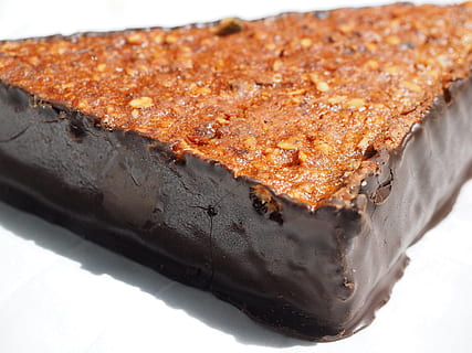 racó de nou, pastisseria, dolçor, triangular, xocolata, mossegada, productes al forn, pastisseria fina, viennoiseries, dolç, calories, menjar, tall, postres, pastís, menjar dolç, menjar i beguda, primer pla, gourmet, marró, berenar, cap gent, frescor, dia, llest per menjar, indulgència, natura morta, a l'interior, temptació, menjar poc saludable, al forn, mida de la porció, fusió, 4K, CC0, domini públic, lliure de regalies