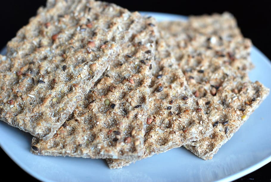 cracker, pa, integral, saludable, menjar, marró, placa, sec, orgànic, berenar, grans, nutrició, cruixent, textura, sègol, multigra, natural, nutritiu, vegetarià, vegà, menjar i beguda, a l'interior, frescor, primer pla, tir de l'estudi, cap gent, benestar, menjar dolç, llest per menjar, alimentació saludable, al forn, nou, dolç, postres, natura morta, indulgència, vista d’angle alt, temptació, 2K