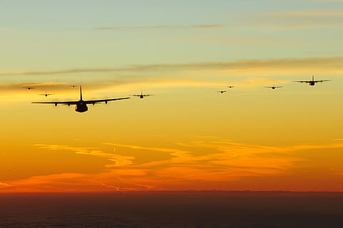 assorterede fly, himmel, skyer, fly, jetfly, solnedgang, smuk, natur, uden for, luftvåben, militær, flyvende, luftfartøj, orange farve, skønhed i naturen, scenics - natur, sky - himmel, transportmidler, transportform, Midt i luften, ingen mennesker, silhuet, bevægelse, dyre temaer, fugl, rolig scene, på farten, udendørs, 2K, CC0, offentligt domæne, royaltyfrie