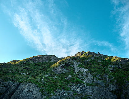 niedrig, Bodenansicht, Berg, Grün, grau, tagsüber, Rock, Hügel, Gras, Wolke, Himmel, Szenen - Natur, Schönheit in der Natur, wolke - himmel, Natur, Rock - Objekt, Ruhe, ruhige Szene, solide, keine Leute, Tag, Flachwinkelansicht, Nicht-städtische Szene, Felsformation, Fernbedienung, Gebirge, Pflanze, Landschaft, draußen, Formation, Gipfel, 4K, CC0, gemeinfrei, lizenzfrei