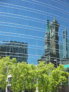 Oakland, gratacels, duplicació, reflexió, façana, EUA, arquitectura, edifici, exterior de l'edifici, a l'aire lliure, cap gent, arbre, dia, estructura construïda, planta, naturalesa, vista d’angle baix, color verd, creixement, cel, llum solar, blau, vidre - material, representació, representació humana, exterior d’edifici d’oficines, 4K, CC0, domini públic, lliure de regalies