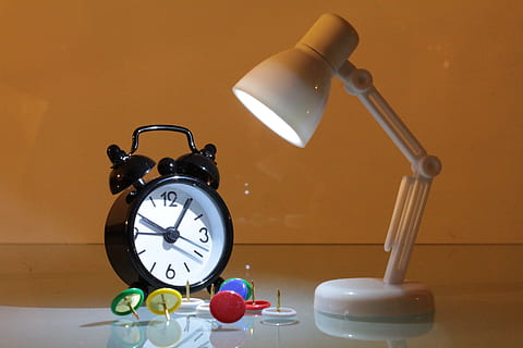 ur, lampe, knap, mini, vækkeur, tid, haster, farvet baggrund, ingen mennesker, studio skud, indendørs, bord, murbygningsfunktion, stilleben, elektrisk lampe, mad, belysningsudstyr, natbord, hjem interiør, sund kost, frugt, tæt på, mad og drikke, velvære, belyst, elektrisk lys, morgenmad, 5K, CC0, offentligt domæne, royaltyfrie