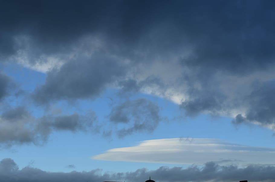 Sky, form, ufo, skyer, himmel, baggrund, natur, sky - himmel, skønhed i naturen, ro, ingen mennesker, scenics - natur, lav vinkel visning, rolig scene, blå, udendørs, dag, idyllisk, hvid farve, cloudscape, storm, overskyet, miljø, baggrunde, meteorologi, 4K