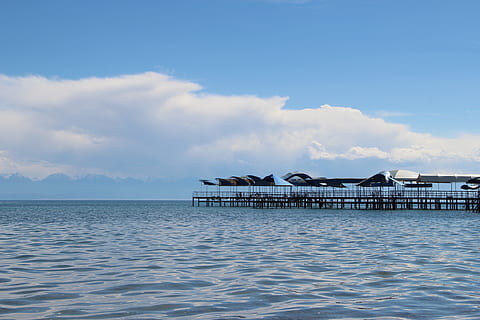 issyk kul, gennembore, skyer, vand, himmel, arkitektur, sky - himmel, bygget struktur, hav, havnefronten, scenics - natur, ingen mennesker, natur, skønhed i naturen, rolig scene, bygning, hus, bygning udvendig, dag, ro, blå, stilhus, udendørs, luksus, 5K, CC0, offentligt domæne, royaltyfrie